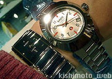 同じブランドの時計とは思えない対照的なデザイン（驚！）